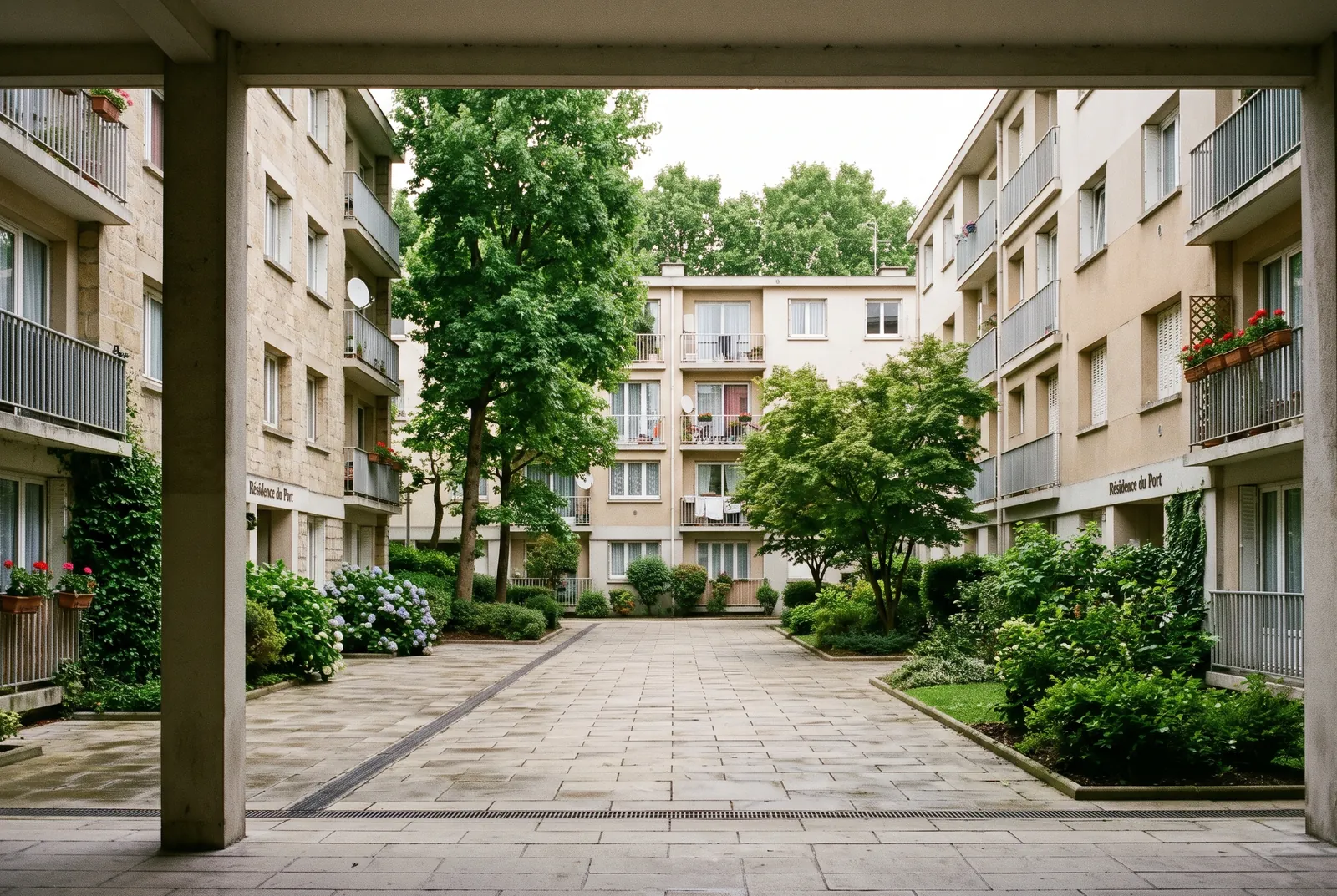 Cour intérieure d'un immeuble à Maisons-Alfort